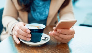 akıllı telefon kullanan kadın