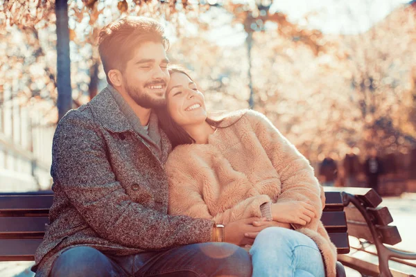 Glückliches junges Paar im Park — Stockfoto