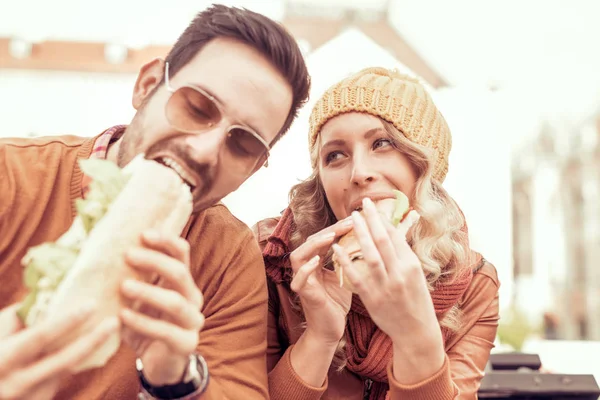 Pareja desayunando al aire libre — Foto de Stock