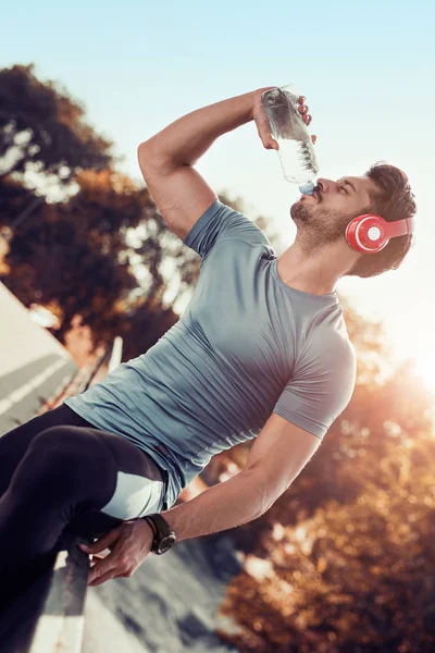 Жага спортсмена пити воду після тренування — стокове фото