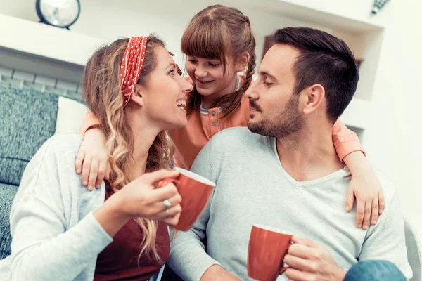 Familie tânără fericită — Fotografie, imagine de stoc