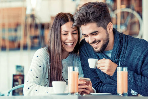 행복 한 젊은 커플 카페에 있는 재미 — 스톡 사진