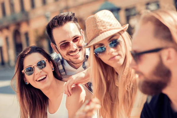 Friends having fun in the city — Stock Photo, Image
