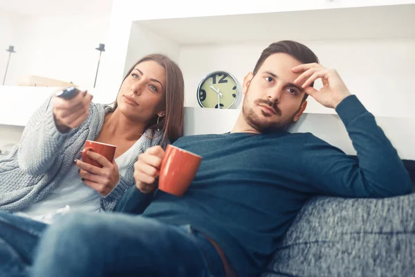 Jovem casal assistindo tv em casa — Fotografia de Stock