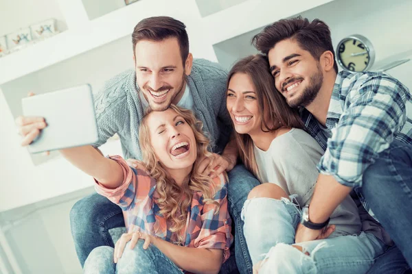 Grupo de quatro amigos felizes tirando selfie — Fotografia de Stock