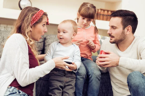 Mutlu bir aile evde eğlenmek — Stok fotoğraf