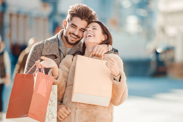 Pareja en compras —  Fotos de Stock