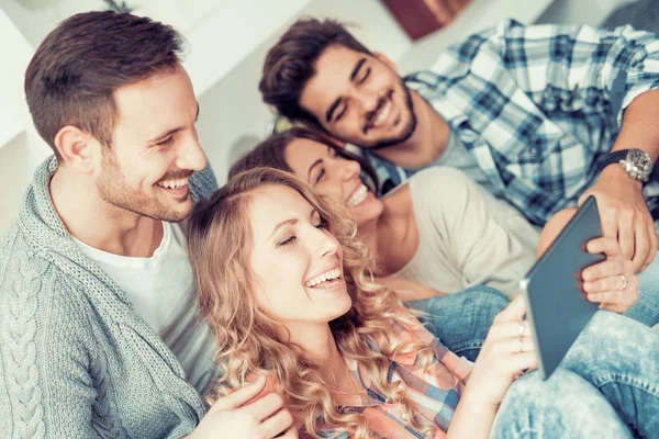 Grupo de cuatro amigos felices tomando selfie — Foto de Stock