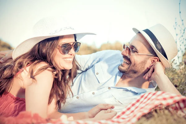 Gelukkig jong paar in het park — Stockfoto