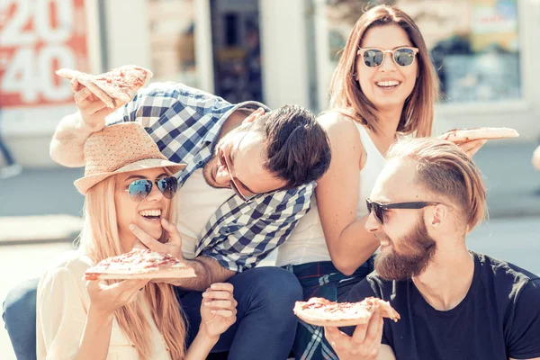 Grupp av vänner med deras bitar pizza — Stockfoto