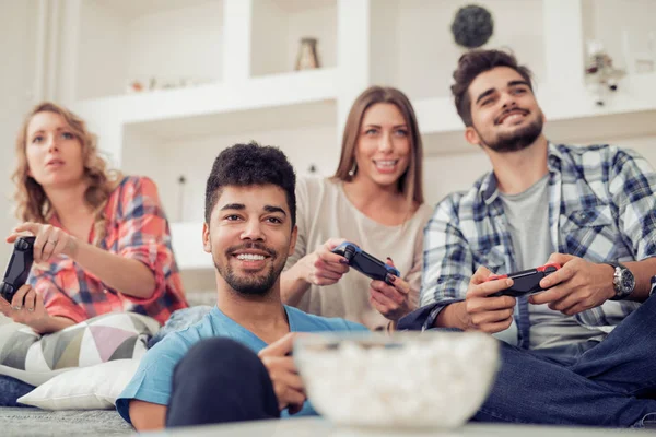 Amigos divirtiéndose en casa —  Fotos de Stock