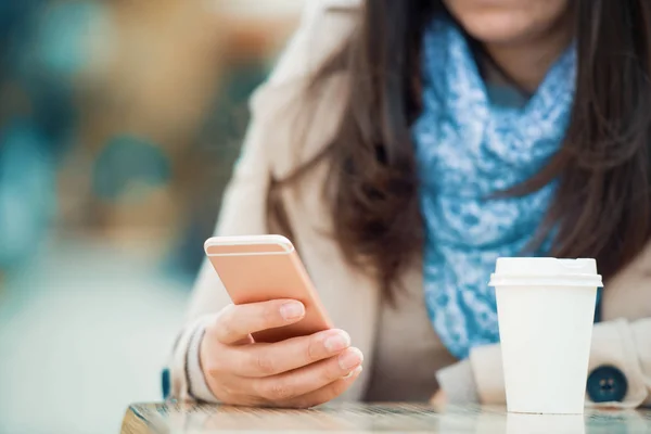 Vrouw met behulp van haar slimme telefoon — Stockfoto