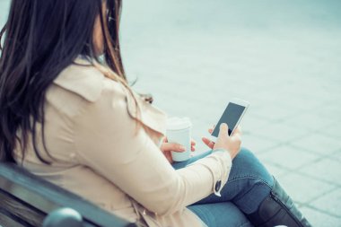 Akıllı telefon kullanan kadın