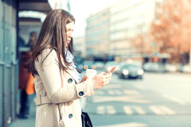 Akıllı telefon kullanan kadın