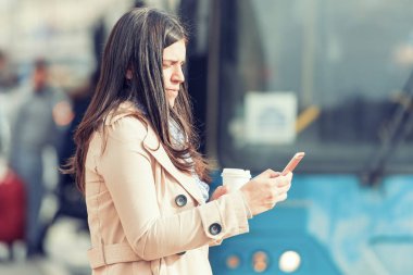 Akıllı telefon kullanan kadın