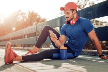 Erkek koşucu eğitimden sonra rahatlatıcı