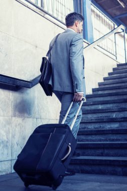 Zarif işadamı bavulla yürüyüş