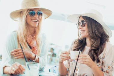 Having a büyük zaman kafede arkadaşlar