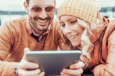 genç bir çift bir selfie alarak