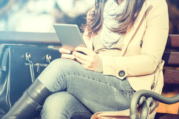 Mujer usando teléfono inteligente —  Fotos de Stock