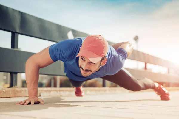 Fitness man doet push-ups — Stockfoto