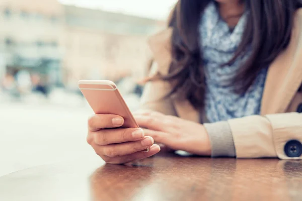 Vrouw met smartphone — Stockfoto