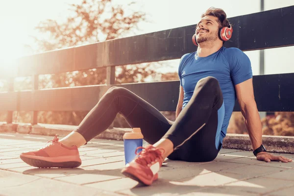 Jogger maschile Rilassante dopo l'allenamento — Foto Stock