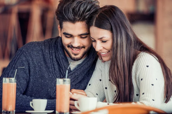 Young couple on a romantic date — Stock Photo, Image