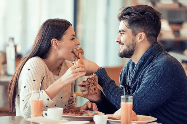 Pareja desayunando en la cafetería — Foto de Stock