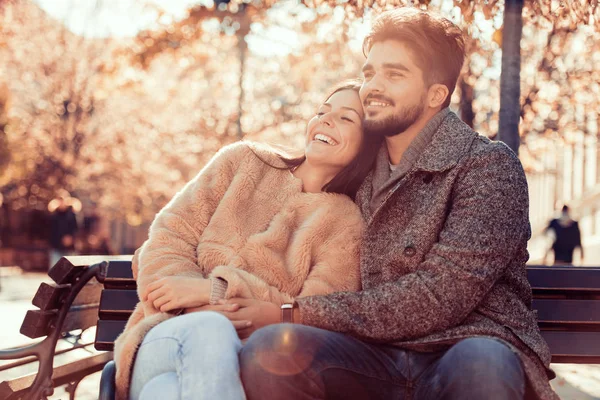 Счастливая молодая пара в парке — стоковое фото