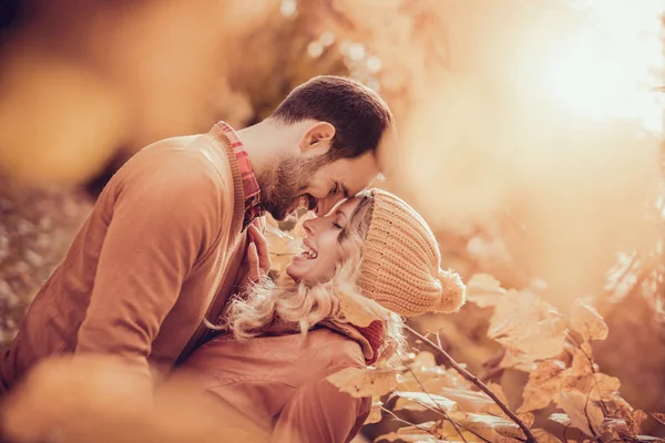 Heureux jeune couple dans le parc — Photo