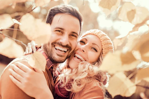 Happy young couple in the park — Stock Photo, Image