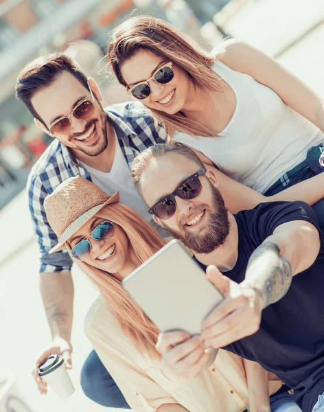 Vier gelukkige vrienden nemen selfie — Stockfoto