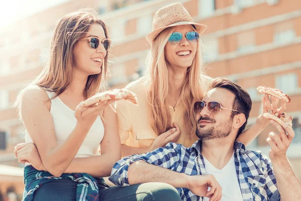 Jóvenes alegres comiendo pizza — Foto de Stock