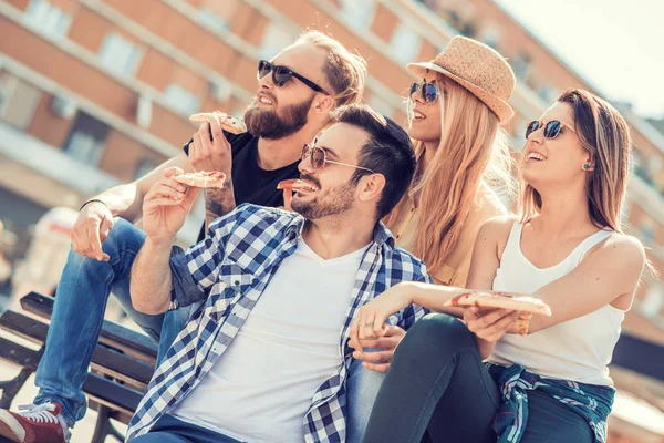 Jovens pessoas alegres comendo pizza — Fotografia de Stock