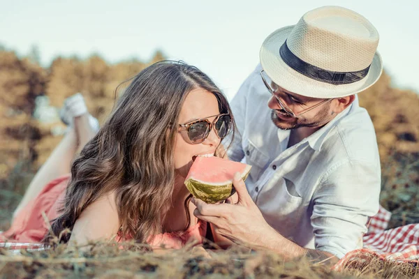 Feliz joven pareja en el picnic — Foto de Stock