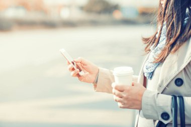 akıllı telefon kullanan kadın