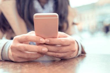 akıllı telefon kullanan kadın