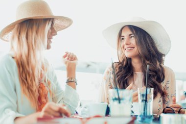 Having a büyük zaman kafede arkadaşlar