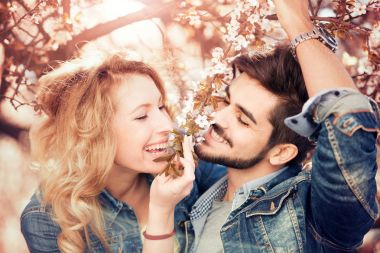 Doğada birbirini seven bir çift