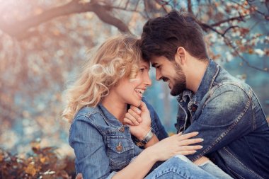Açık havada aşık genç bir çift