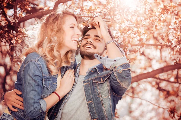 Unga par förälskade utomhus — Stockfoto