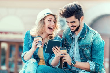 Genç çift alarak selfie şehir