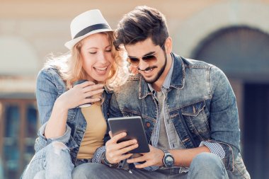 Genç çift alarak selfie şehir