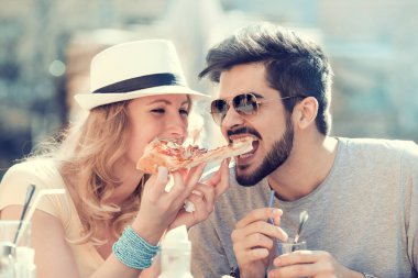 Pizza yiyen çift. 