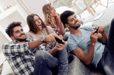 Bir grup arkadaş evde eğleniyor.