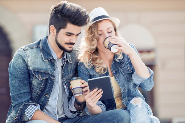 Pareja joven tomando selfie en la ciudad — Foto de Stock