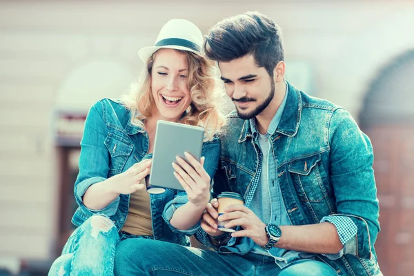 Pareja joven tomando selfie en la ciudad — Foto de Stock