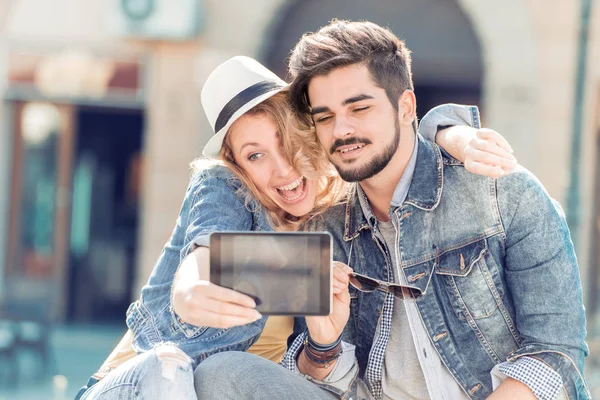 Pareja joven tomando selfie en la ciudad — Foto de Stock