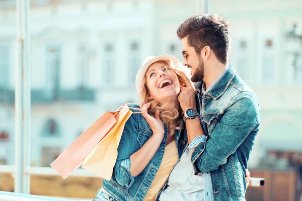 Junges Paar beim Einkaufen — Stockfoto